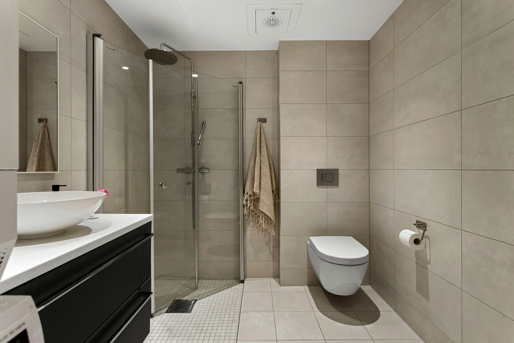 Glänzende Fliesen im Badezimmer