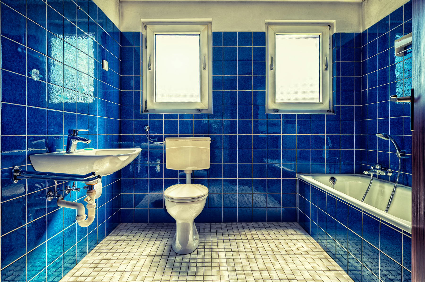 Fliesenfugen im Badezimmer