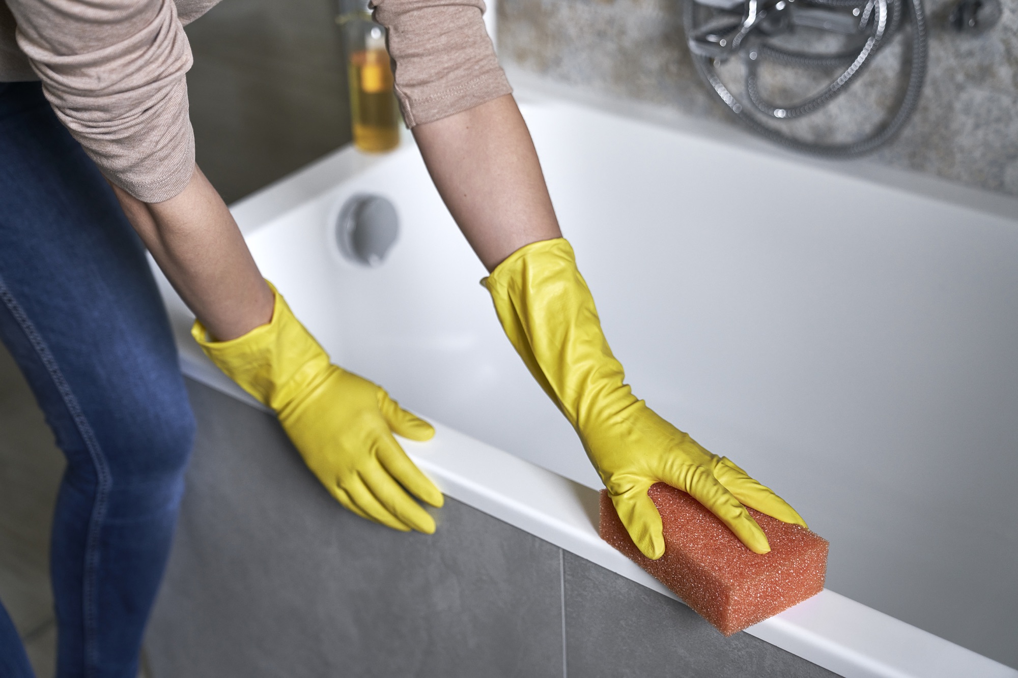 Fliesen und Silikonfuge rund um die Badewanne werden gereinigt